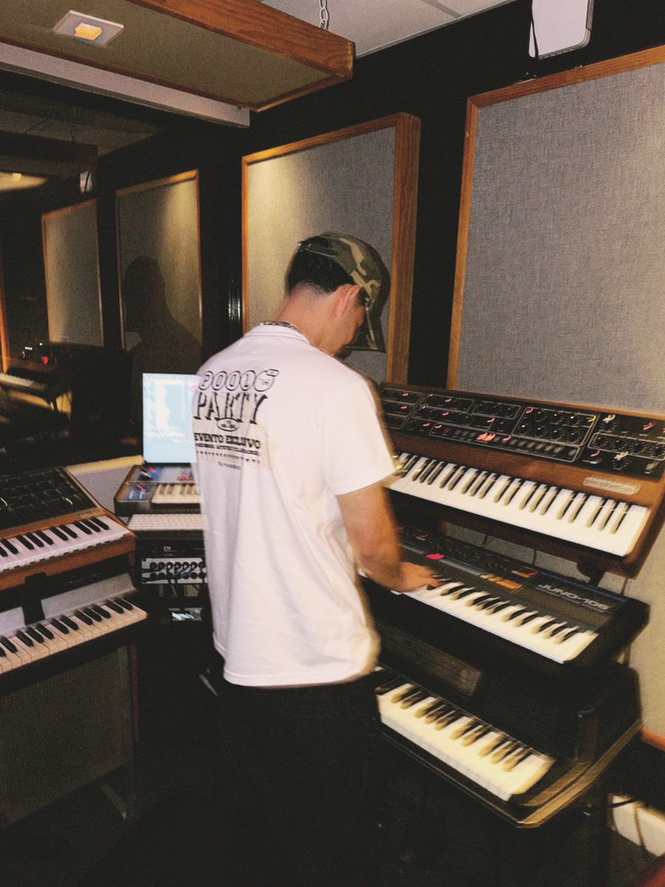 armijo - Productor musical de Chile en su estudio de sonido